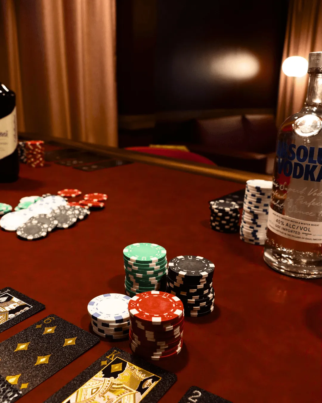 Table de poker avec jetons, cartes et bouteilles d'alcool