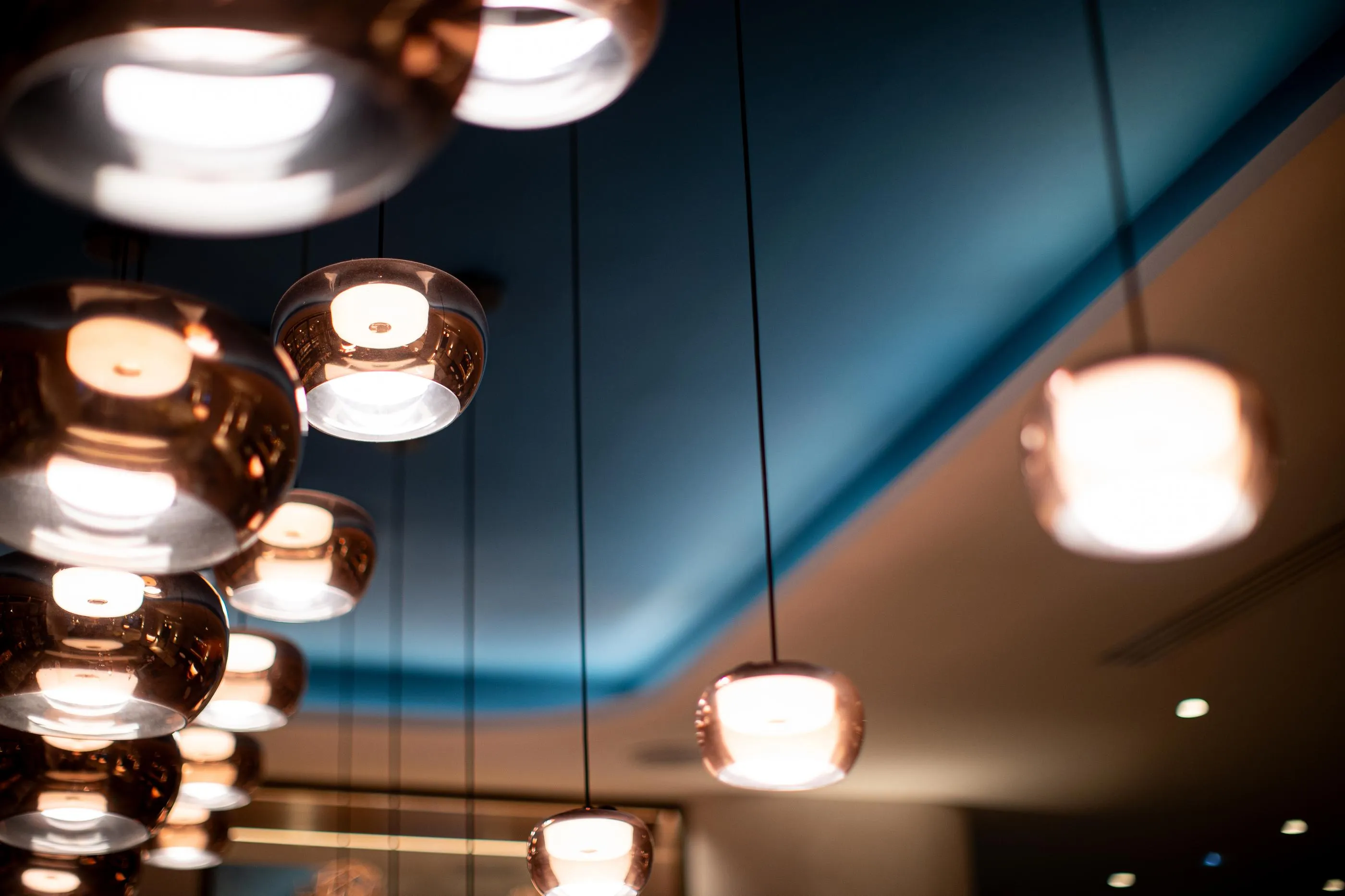 Suspension de luminaires sphériques en verre transparent et teinté émettant une lumière chaude