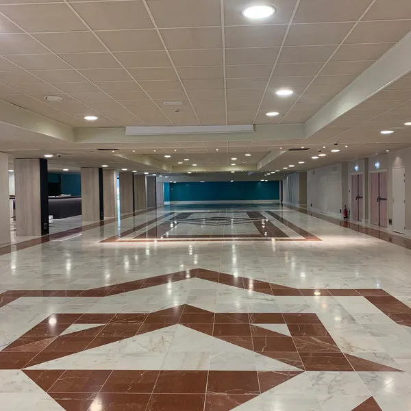 Grand hall d'intérieur avec sol en marbre à motifs géométriques et plafond à dalles lumineuses